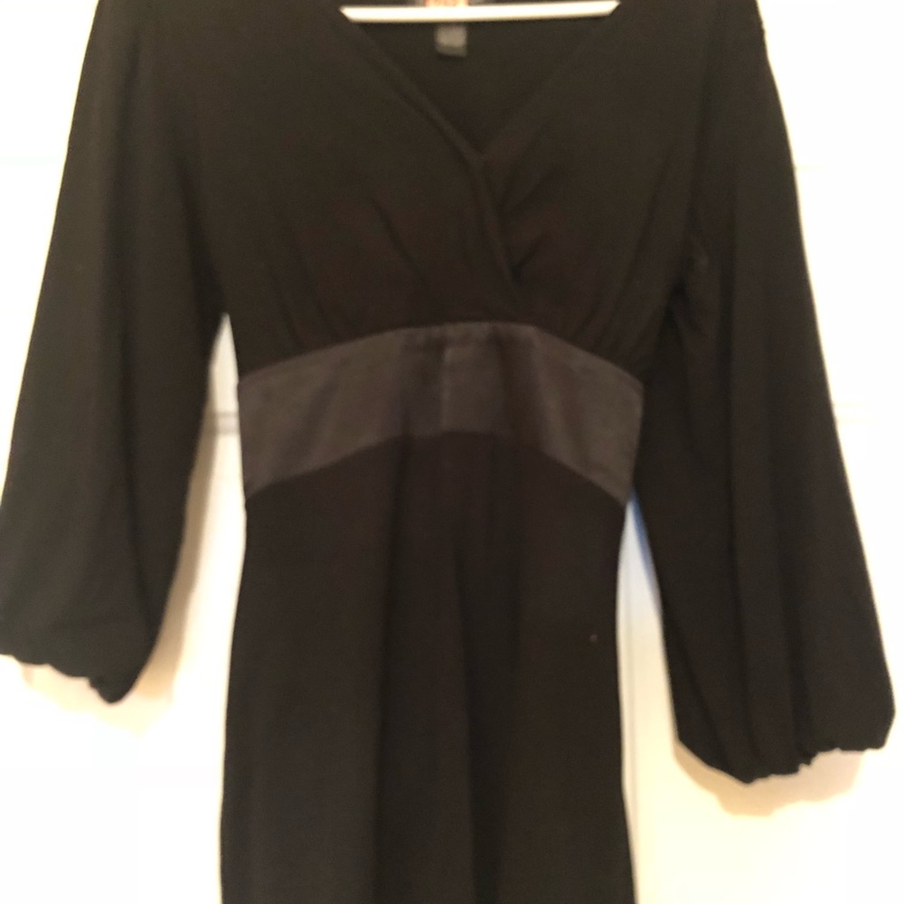 Black 3/4 length shirt.